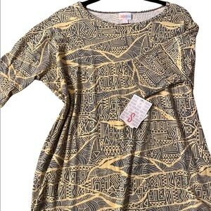 NWT LuLaRoe Irma top a loose, knit "high-low" tunic w/
fitted mid-length sleeves